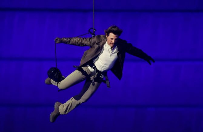 Tom Cruise Stuns Audiences by Jumping from Stade de France Roof During Paris Olympics 2024 Closing Ceremony